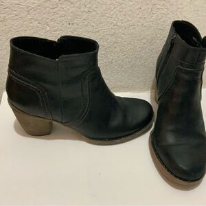 CLARKS Artisan Black Leather Almond Toe Ankle Boot size 9.5 M/41